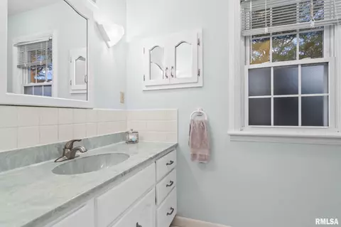 Bath - 2201 Lindsay Rd, Springfield, IL 62704 photo 4 of 4