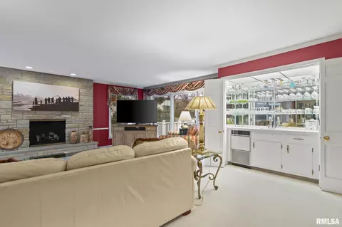 Living - 2201 Lindsay Rd, Springfield, IL 62704 photo 5 of 8