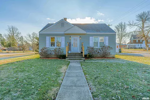117 NE 3rd St, Hopedale, IL 61747