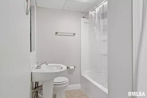 Bath - 2436 E Griffiths Ave, Springfield, IL 62702 photo 2 of 2