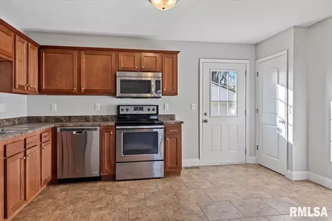 Entry Way - 2436 E Griffiths Ave, Springfield, IL 62702 photo 2 of 5