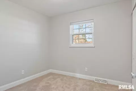Bedroom - 2436 E Griffiths Ave, Springfield, IL 62702 photo 4 of 8
