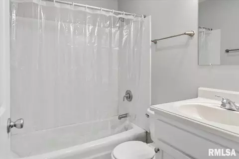Bath - 2436 E Griffiths Ave, Springfield, IL 62702 photo 1 of 2