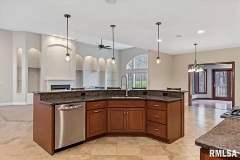 Kitchen - 6201 Abercromby Dr, Springfield, IL 62711 photo 5 of 6