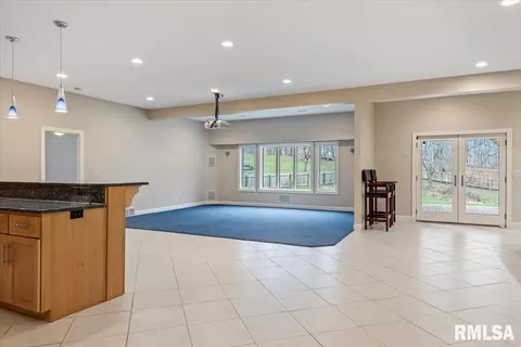 Living - 6201 Abercromby Dr, Springfield, IL 62711 photo 6 of 9