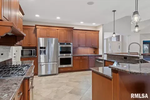 Kitchen - 6201 Abercromby Dr, Springfield, IL 62711 photo 4 of 6