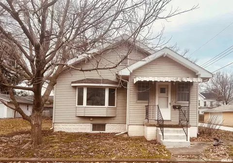 716 W Monroe St, Auburn, IL 62615