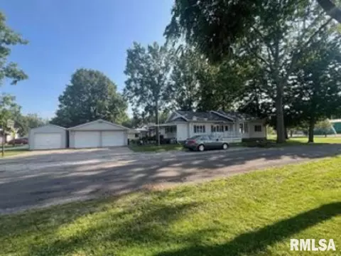102 S Pine St, Stonington, IL 62567