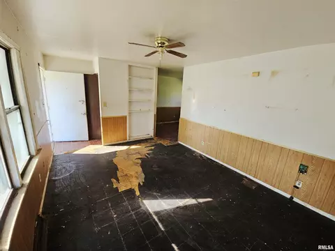 Living - 1601 E Brown St, Springfield, IL 62703 photo 2 of 2