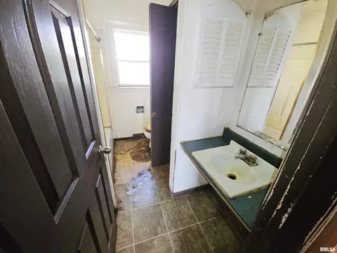 Bath - 1601 E Brown St, Springfield, IL 62703 photo 1 of 2
