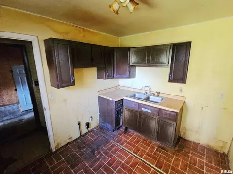 Kitchen - 1601 E Brown St, Springfield, IL 62703 photo 1 of 1