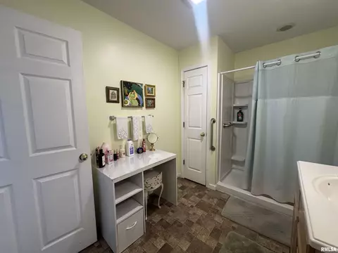 Bath - 100 Lakebrook Ct, Springfield, IL 62702 photo 2 of 2