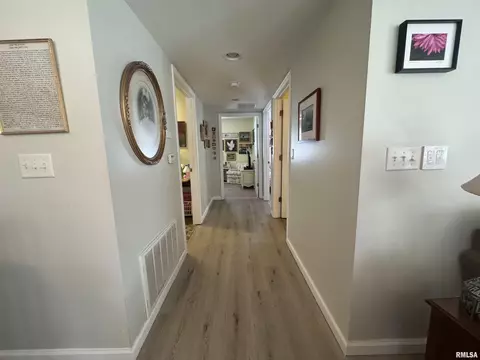 Entry Way - 100 Lakebrook Ct, Springfield, IL 62702 photo 2 of 3