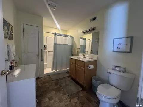 Bath - 100 Lakebrook Ct, Springfield, IL 62702 photo 1 of 2