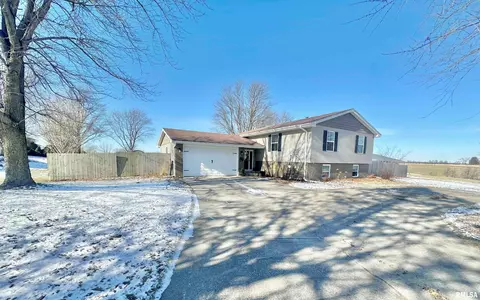 105 Sunshine Dr, Rio, IL 61472