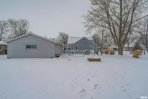 Exterior - 1004 S Elm St, Delavan, IL 61734 photo 6 of 6