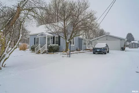 Exterior - 1004 S Elm St, Delavan, IL 61734 photo 2 of 6