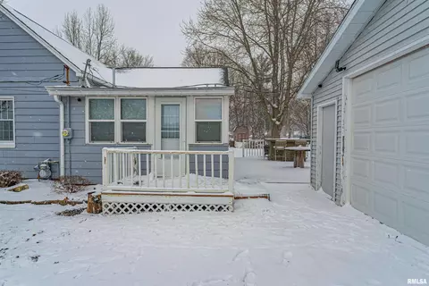 Exterior - 1004 S Elm St, Delavan, IL 61734 photo 4 of 6