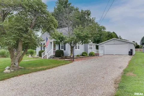 1004 S Elm St, Delavan, IL 61734