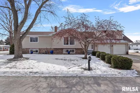 600 Stonehill Dr, Sherman, IL 62684