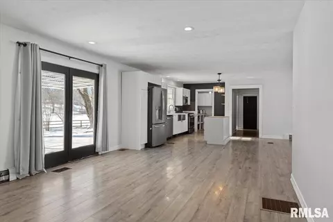 Living - 4606 Spaulding Orchard Rd, Springfield, IL 62711 photo 4 of 4