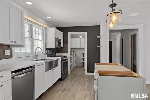 Kitchen - 4606 Spaulding Orchard Rd, Springfield, IL 62711 photo 2 of 2