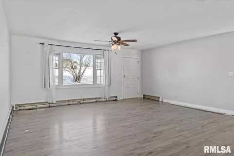 Living - 4606 Spaulding Orchard Rd, Springfield, IL 62711 photo 2 of 4