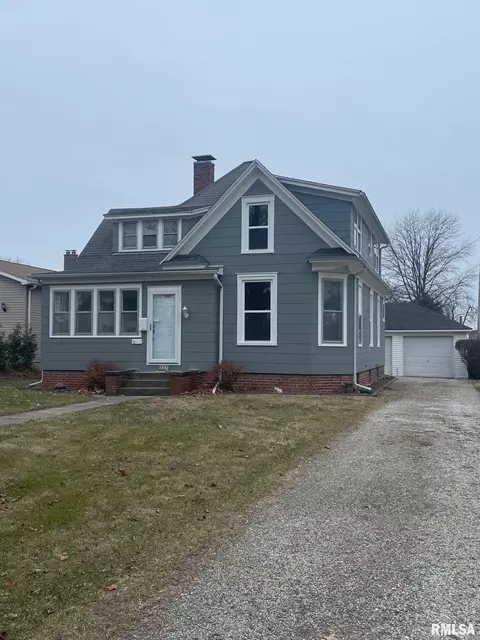 1341 S Clay Ave, Jacksonville, IL 62650