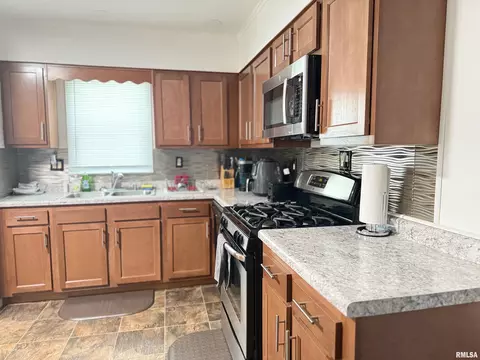 Kitchen - 2530 Burton Dr, Springfield, IL 62703 photo 3 of 4