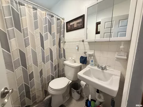 Bath - 2530 Burton Dr, Springfield, IL 62703 photo 1 of 1