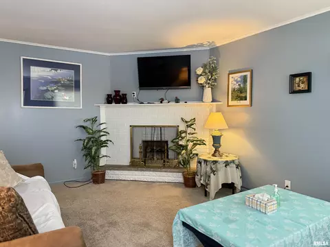 Living - 2530 Burton Dr, Springfield, IL 62703 photo 2 of 3