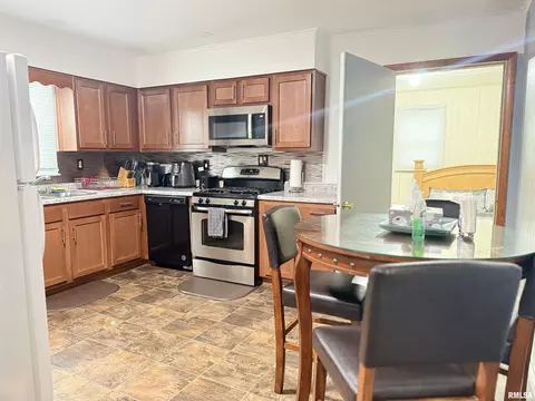 Kitchen - 2530 Burton Dr, Springfield, IL 62703 photo 1 of 4