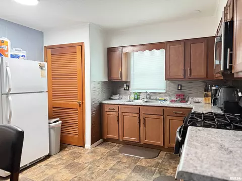 Kitchen - 2530 Burton Dr, Springfield, IL 62703 photo 2 of 4