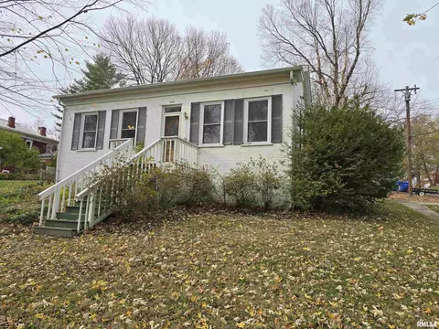 303 S 9th St, Petersburg, IL 62675