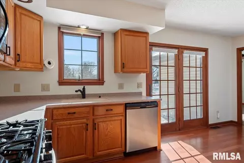 Kitchen - 124 Como Ln, Springfield, IL 62703 photo 2 of 2