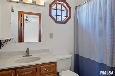 Bath - 124 Como Ln, Springfield, IL 62703 photo 1 of 2
