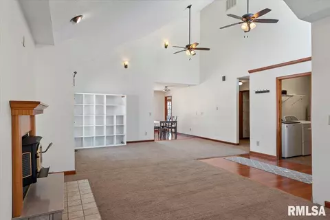Living - 124 Como Ln, Springfield, IL 62703 photo 4 of 5