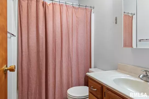 Bath - 124 Como Ln, Springfield, IL 62703 photo 2 of 2