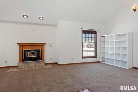 Living - 124 Como Ln, Springfield, IL 62703 photo 2 of 5