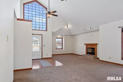 Living - 124 Como Ln, Springfield, IL 62703 photo 3 of 5