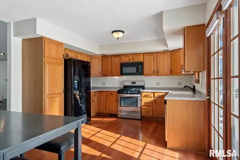 Kitchen - 124 Como Ln, Springfield, IL 62703 photo 1 of 2