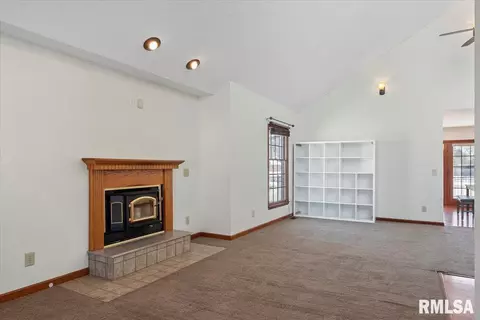 Living - 124 Como Ln, Springfield, IL 62703 photo 5 of 5