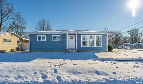 549 10th St, Lincoln, IL 62656