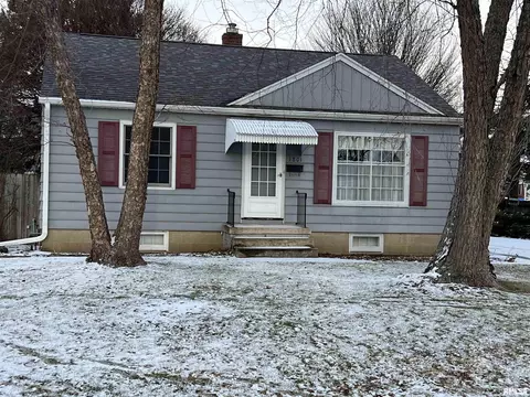 1801 Clay Dr, Galesburg, IL 61401