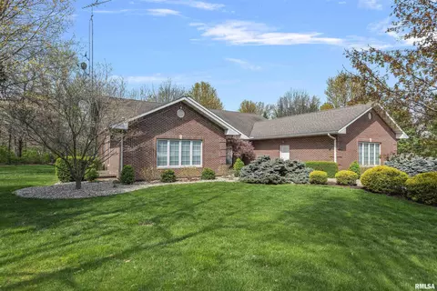 324 Beechwood Dr, Taylorville, IL 62568