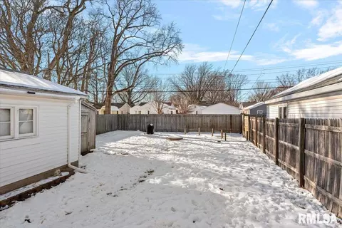 Exterior - 2065 N 22nd St, Springfield, IL 62702 photo 4 of 6