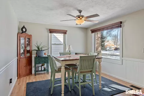 Dining - 2065 N 22nd St, Springfield, IL 62702 photo 1 of 4