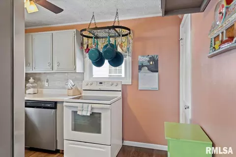 Entry Way - 2065 N 22nd St, Springfield, IL 62702 photo 1 of 5