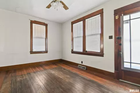 Living - 2084 Peoria Rd, Springfield, IL 62702 photo 2 of 6
