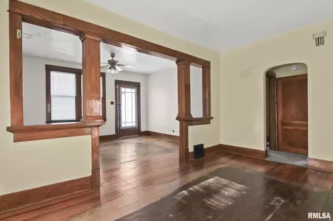 Living - 2084 Peoria Rd, Springfield, IL 62702 photo 6 of 6